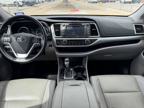 Used 2019 Toyota Highlander XLE AWD/4WD image 27