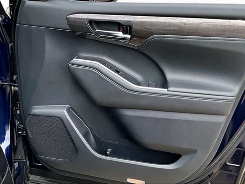 Used 2021 Toyota Highlander Platinum FWD image 27
