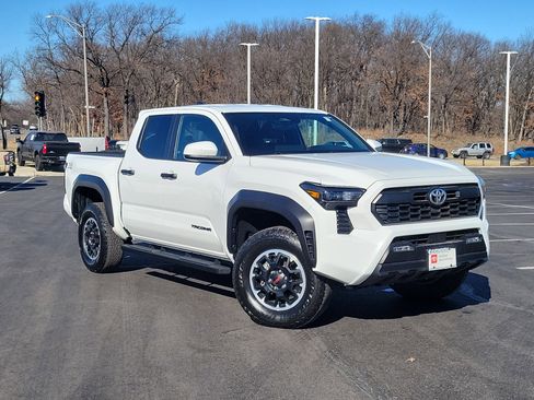 Certified 2025 Toyota Tacoma TRD Off-Road image 36