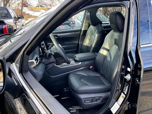 Used 2025 Toyota Highlander Platinum image 8