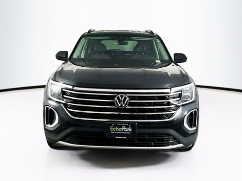Used 2025 Volkswagen Atlas SE image 2