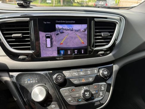 Used 2019 Chrysler Pacifica Touring-L Plus FWD image 15