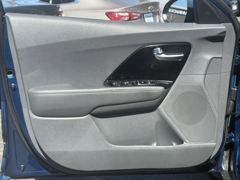 Used 2022 Kia Niro LXS image 13