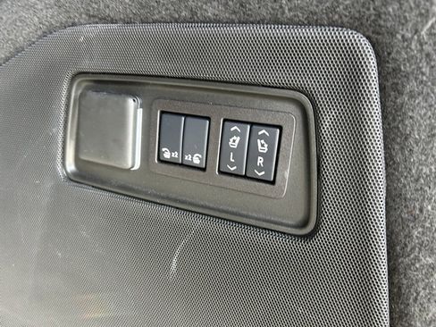 Used 2025 Cadillac Escalade ESV Premium Luxury image 51