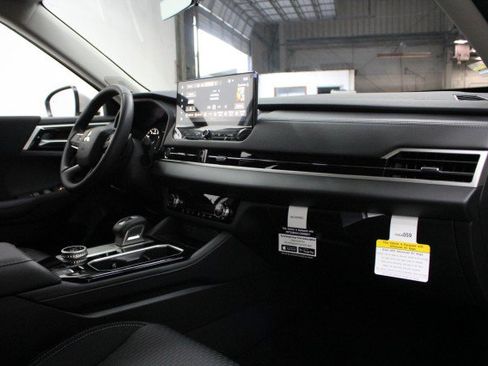 New 2026 Mitsubishi Outlander ES image 17