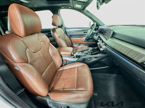 Certified 2025 Kia Telluride SX w/ SX Captain's Chair Package FWD image 30