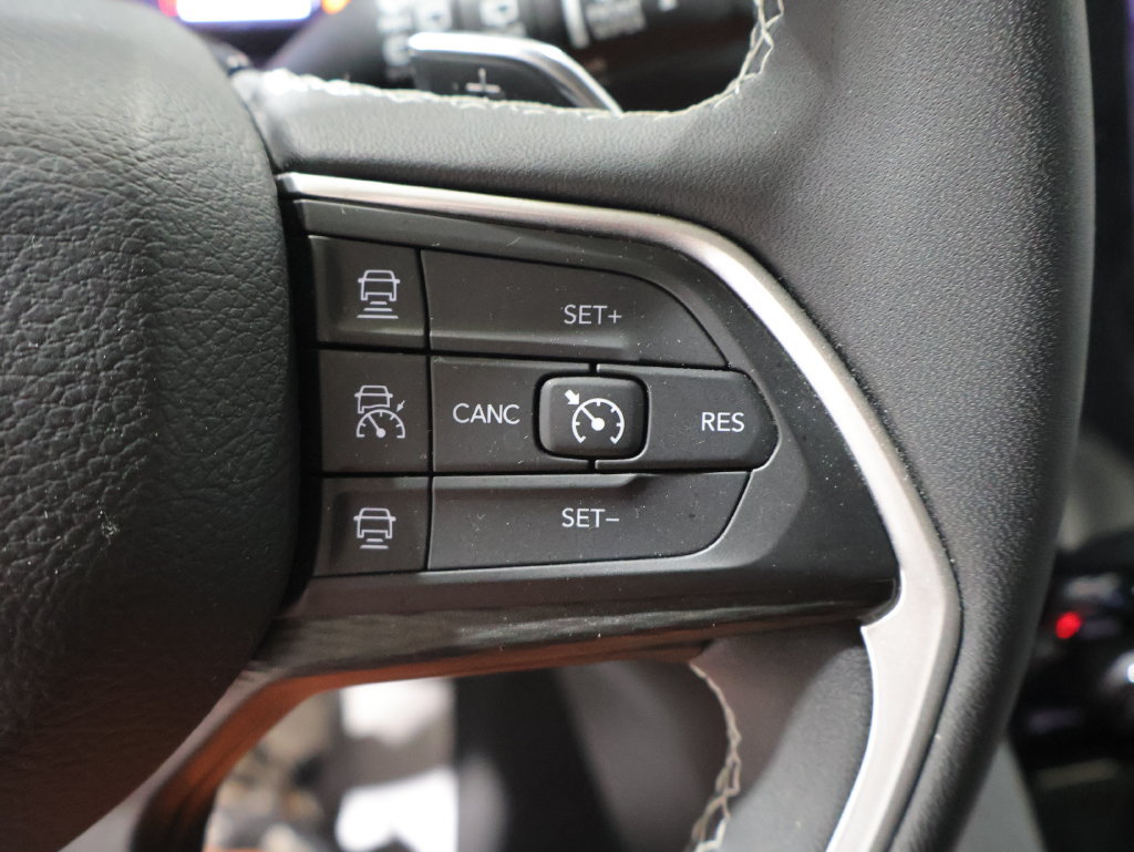 Used 2023 Jeep Grand Cherokee Laredo AWD/4WD image 32