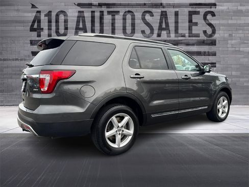 Used 2017 Ford Explorer XLT w/ Equipment Group 202A image 3