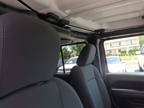 Used 2023 Jeep Gladiator Sport AWD/4WD image 13