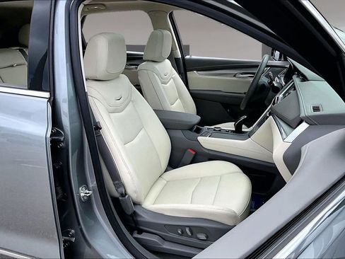 Used 2025 Cadillac XT5 Premium Luxury w/ Technology Package AWD/4WD image 7