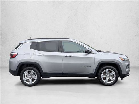 Used 2023 Jeep Compass Latitude w/ Sun and Sound Group AWD/4WD image 4