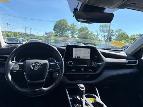 Used 2023 Toyota Highlander XLE AWD/4WD image 25