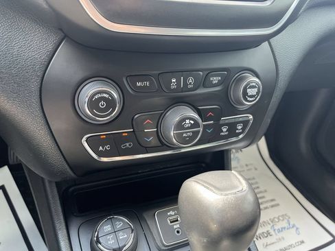 Used 2023 Jeep Cherokee Trailhawk w/ Sun & Sound Group AWD/4WD image 19