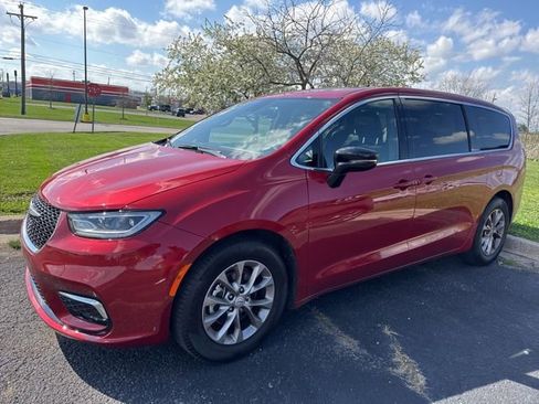 Used 2026 Chrysler Pacifica Limited image 1