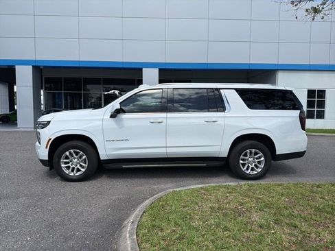 Used 2025 Chevrolet Suburban LS RWD image 3