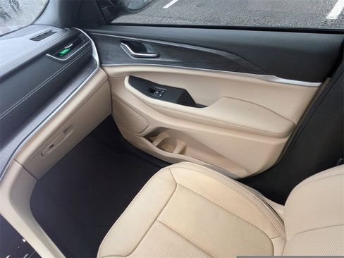 Used 2023 Jeep Grand Cherokee L Limited w/ Luxury Tech Group II image 18