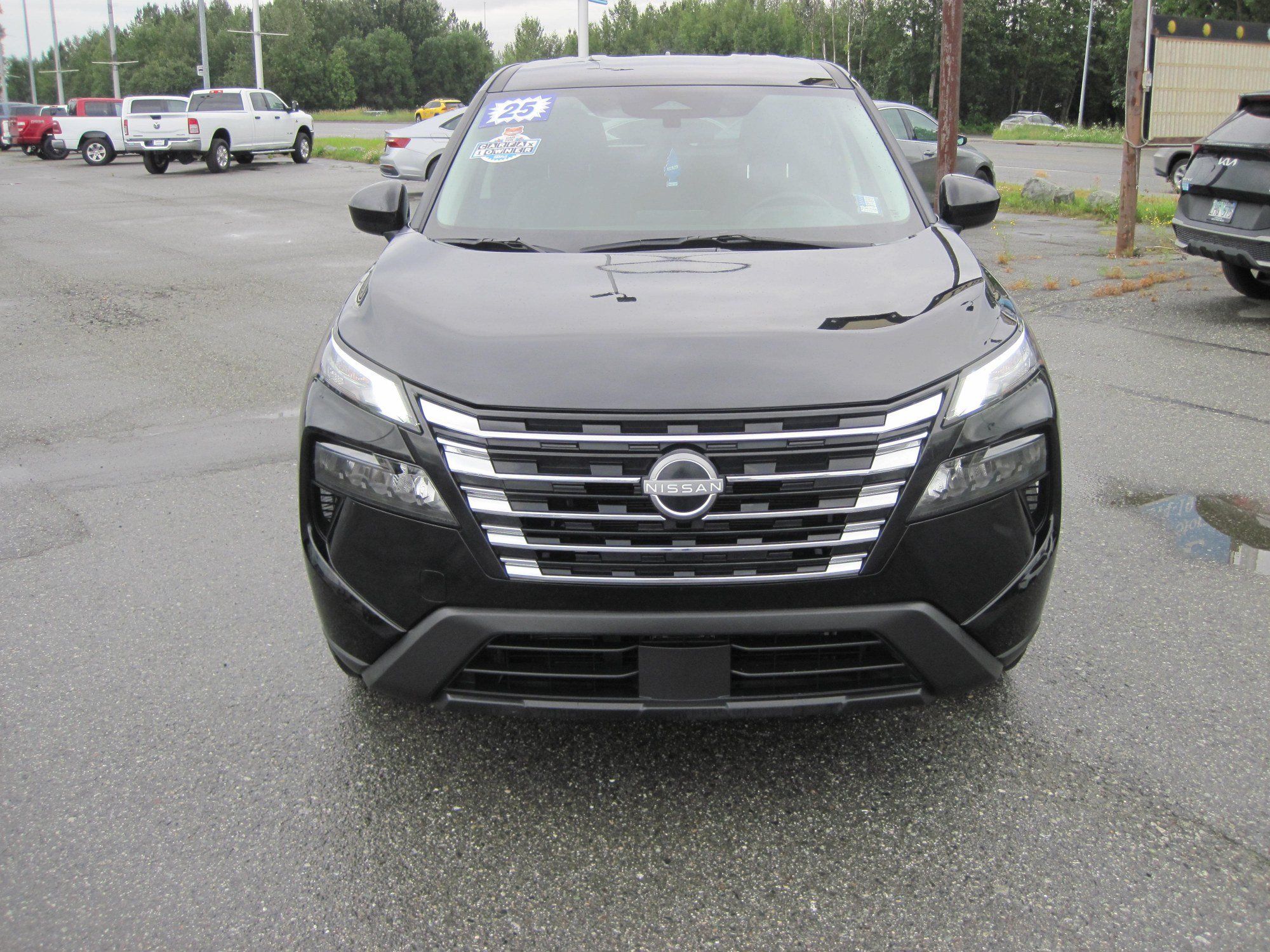 Used 2025 Nissan Rogue SV AWD/4WD image 2