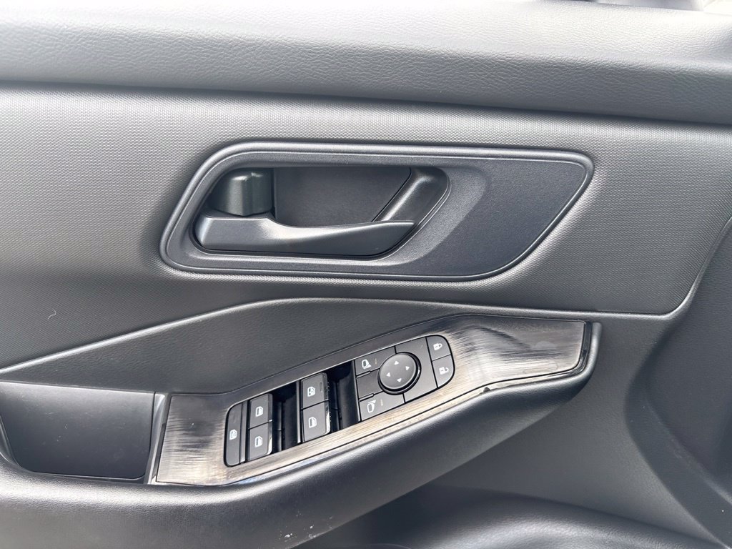 Used 2024 Nissan Rogue S AWD/4WD image 9