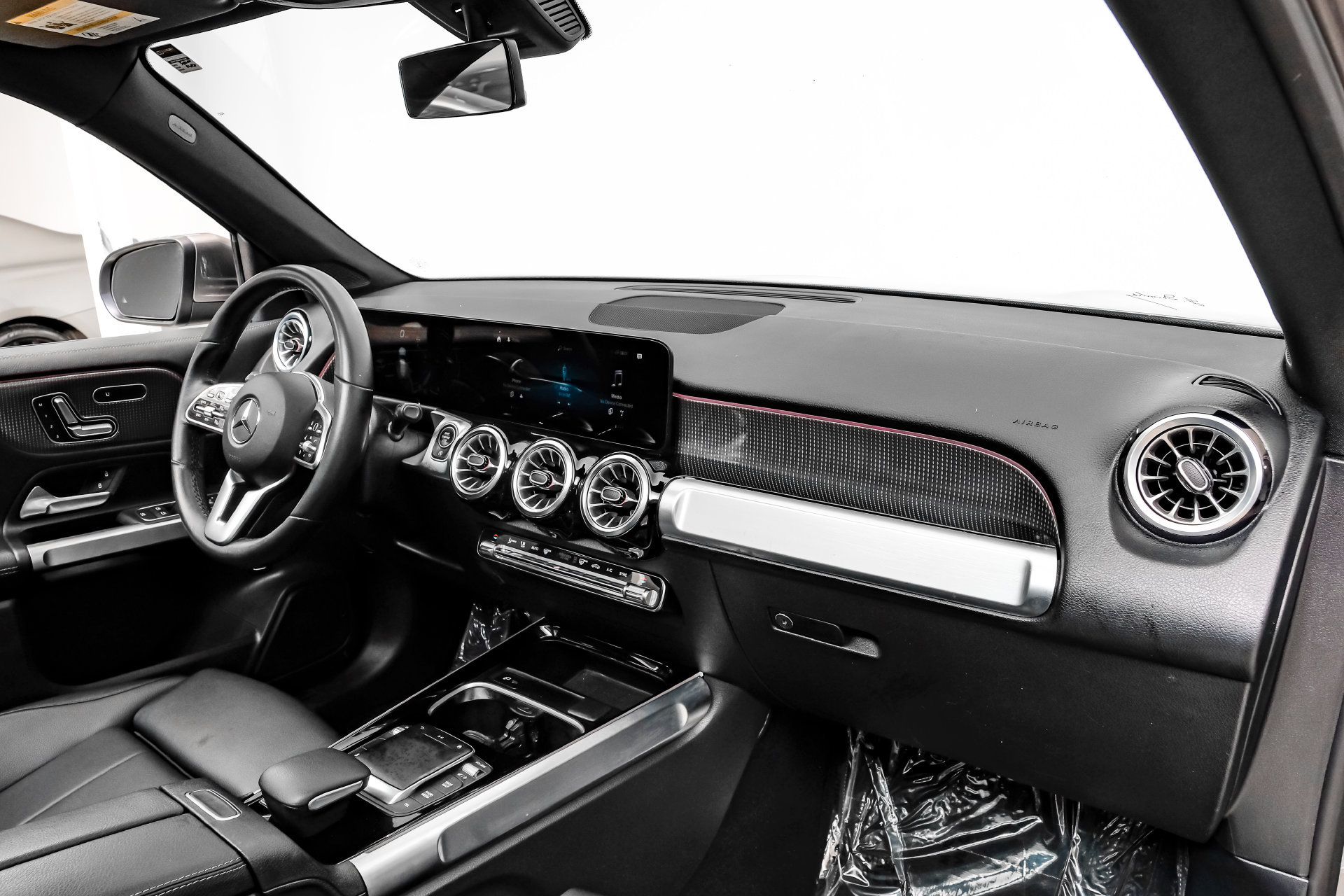 Used 2023 Mercedes-Benz GLB 250 w/ Premium Package image 17