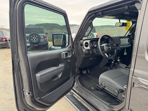 Used 2025 Jeep Wrangler Unlimited Sport AWD/4WD image 12