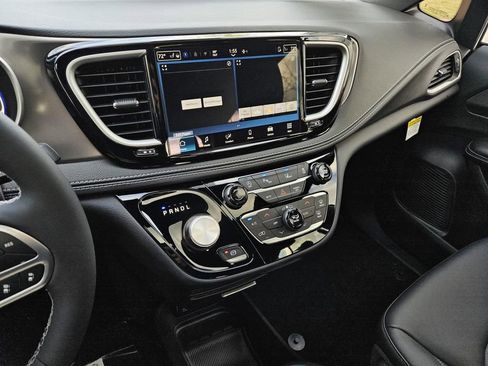 New 2026 Chrysler Pacifica Select image 16