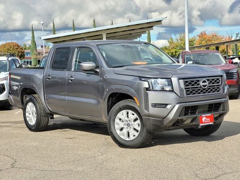 Used 2023 Nissan Frontier SV image 2