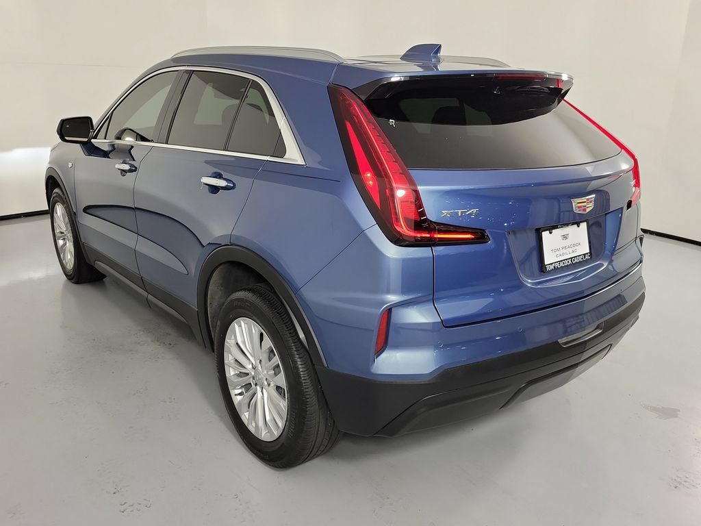 Certified 2024 Cadillac XT4 Luxury w/ Cold Weather Package FWD image 6