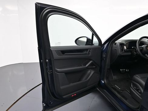 Used 2026 Porsche Cayenne GTS AWD/4WD image 16