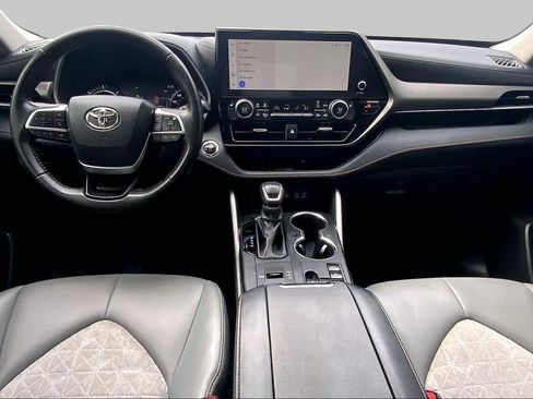 Used 2023 Toyota Highlander Bronze Edition AWD/4WD image 16