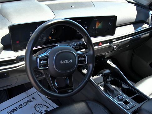 Used 2024 Kia Sorento S image 16