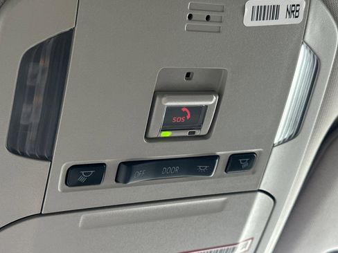 Used 2021 Toyota Highlander LE image 24