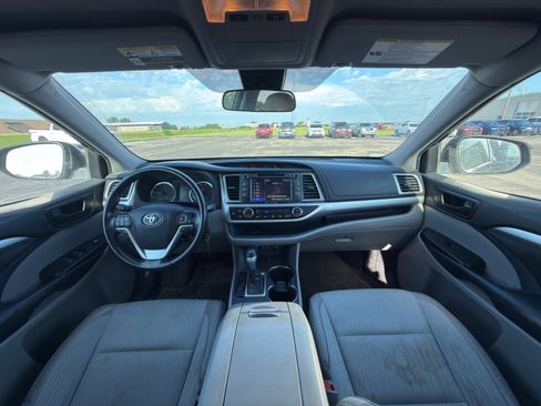 Used 2017 Toyota Highlander Plus AWD/4WD image 8