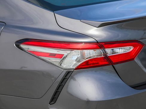 Certified 2019 Toyota Camry SE w/ Sunroof Package FWD image 9