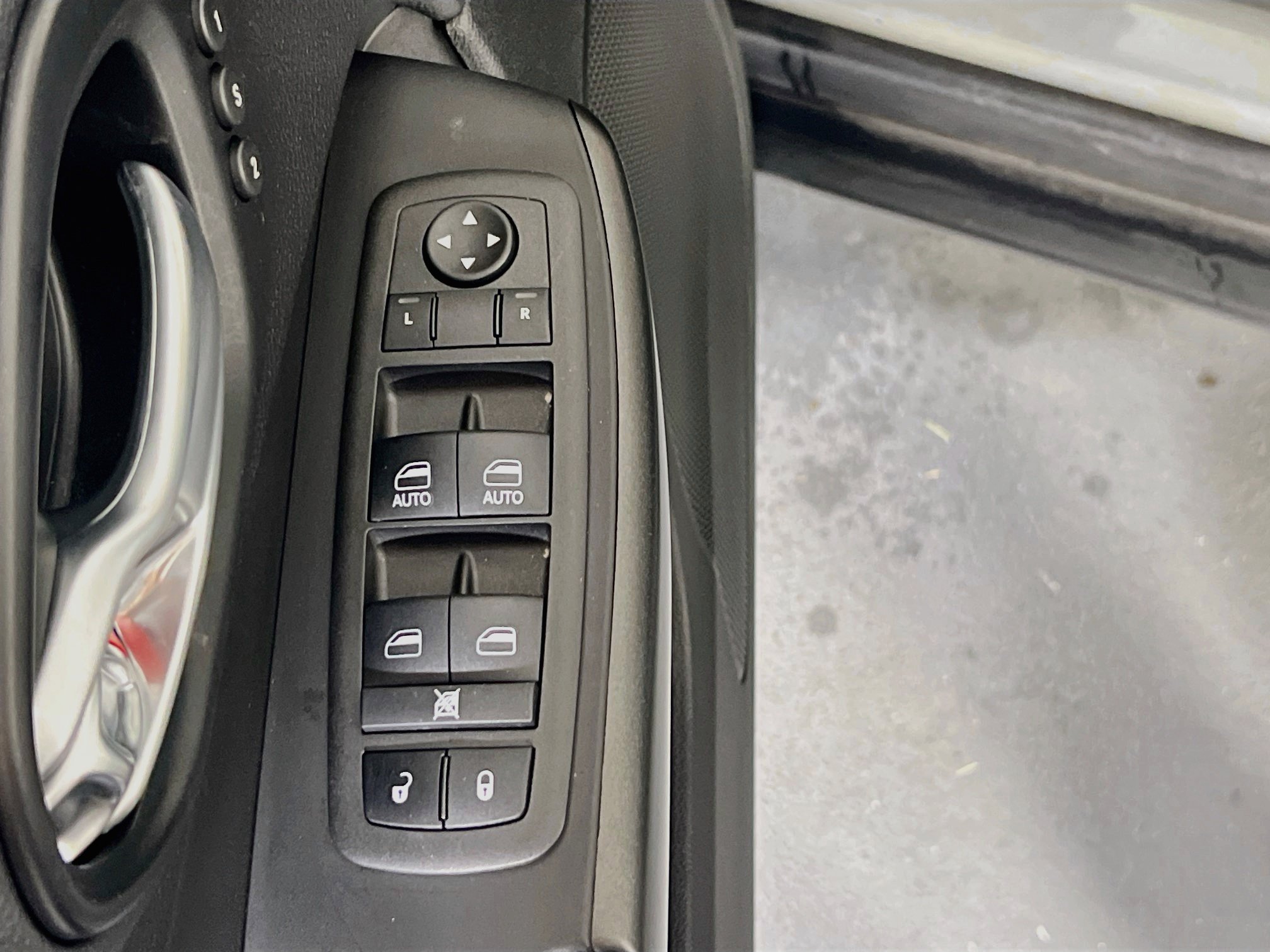 Used 2022 Jeep Cherokee Trailhawk w/ Premium Leather Package AWD/4WD image 17