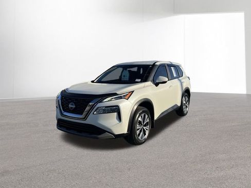 Used 2022 Nissan Rogue SV image 2