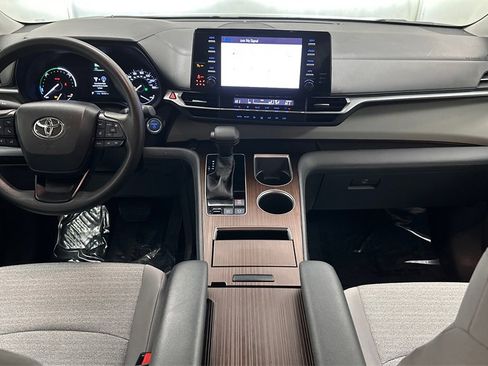 Certified 2023 Toyota Sienna LE image 25