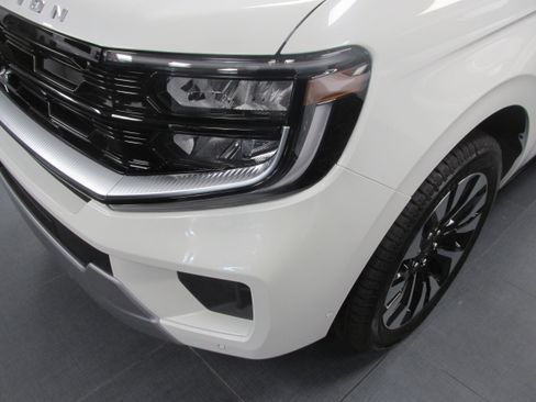 New 2025 Ford Expedition Platinum image 9