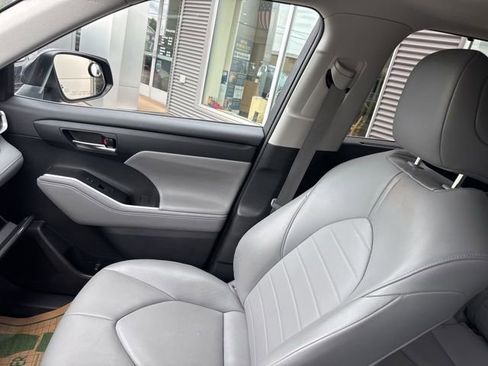 Used 2021 Toyota Highlander XLE AWD/4WD image 29