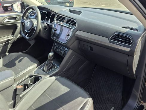 Used 2020 Volkswagen Tiguan SE w/ Panoramic Sunroof Package image 9