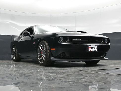 Used 2016 Dodge Challenger SRT w/ Technology Group RWD image 57