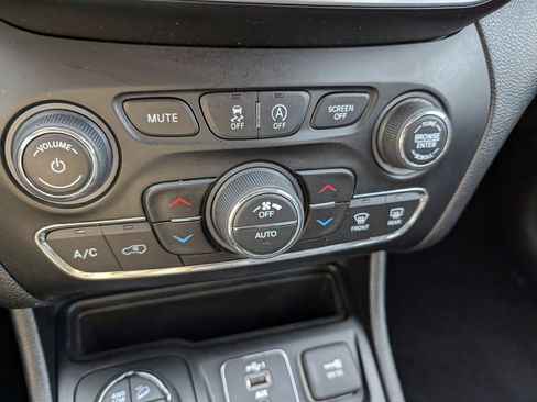 Used 2020 Jeep Cherokee Trailhawk w/ Comfort/Convenience Group AWD/4WD image 32