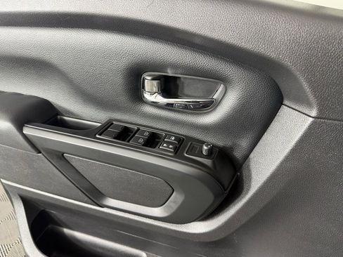 Used 2018 Nissan Titan SV w/ SV Convenience Package image 18