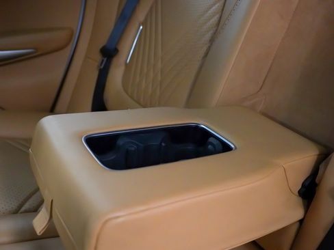 Used 2021 Aston Martin DBX image 19