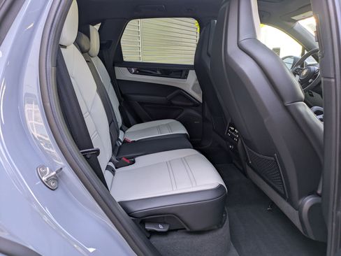 Used 2024 Porsche Cayenne AWD/4WD image 31