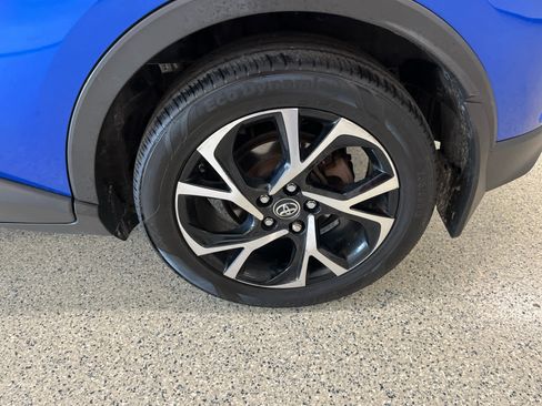 Used 2018 Toyota C-HR XLE image 9