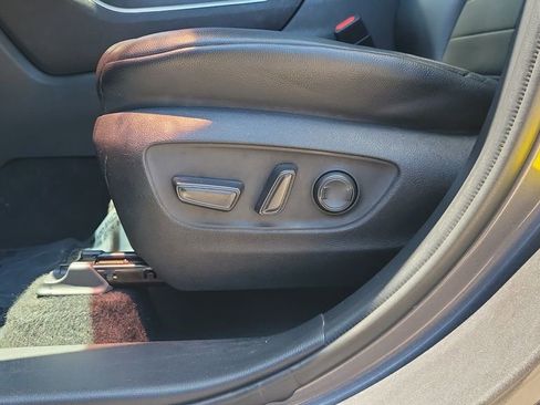 Used 2022 Toyota Highlander XLE AWD/4WD image 19