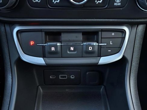 Used 2022 GMC Terrain SLE w/ Driver Convenience Package FWD image 16