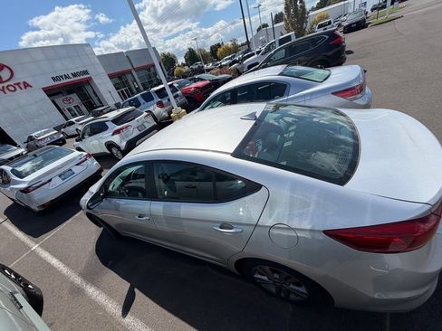 Used 2017 Hyundai Elantra SE FWD image 3