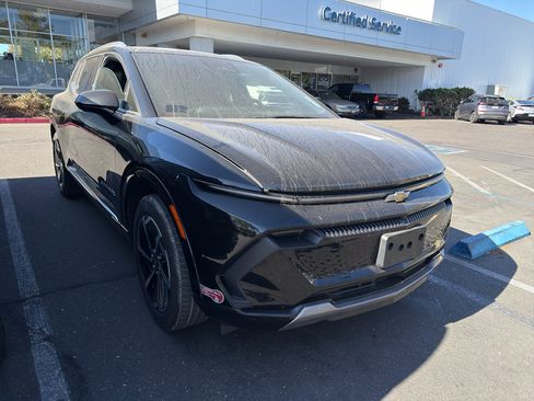 Used 2024 Chevrolet Equinox EV LT FWD image 3