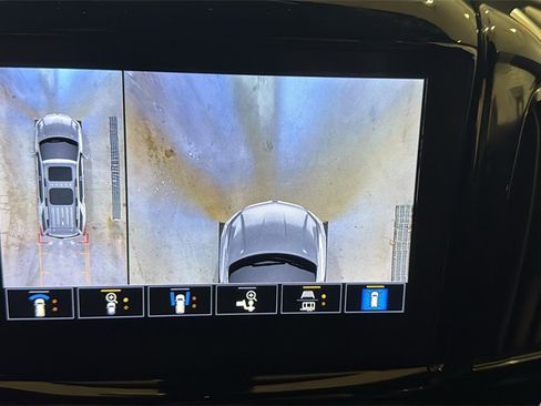 Used 2023 Chevrolet Traverse RS image 39